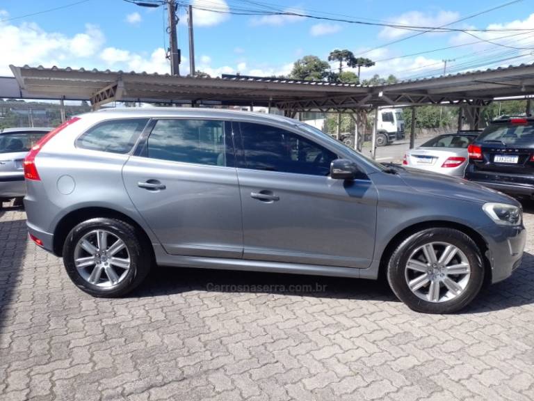 VOLVO - XC60 - 2016/2017 - Cinza - R$ 110.000,00
