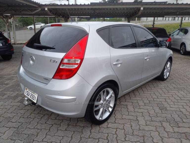 HYUNDAI - I30 - 2011/2012 - Prata - R$ 48.500,00